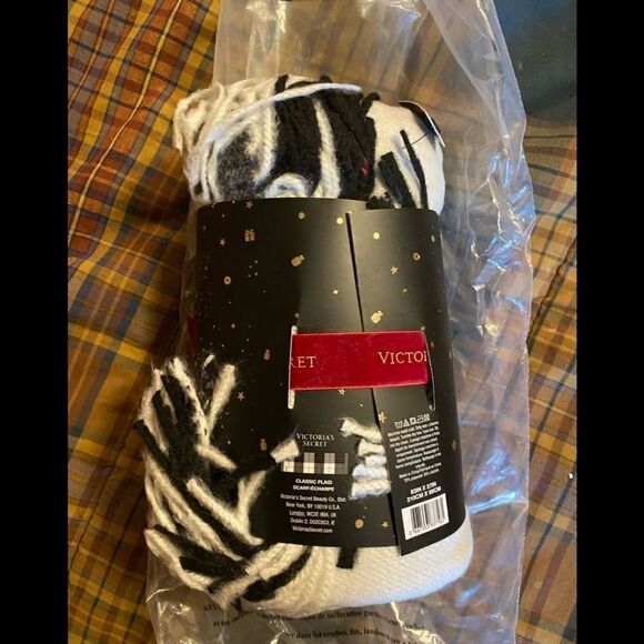 Victoria secret scarf plaid - Picture 2 of 4